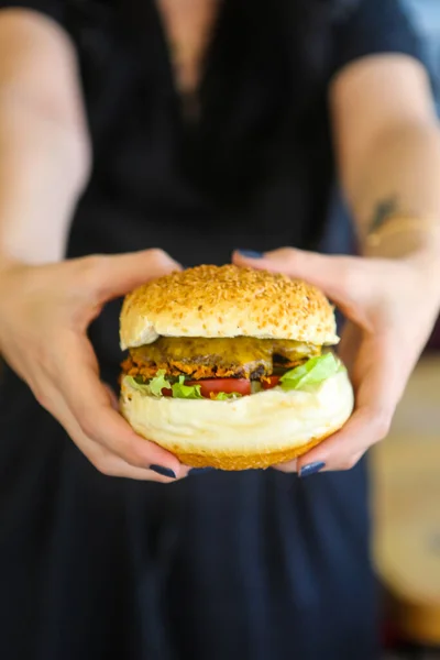 Hemlagad Hamburgare Med Färska Grönsaker — Stockfoto