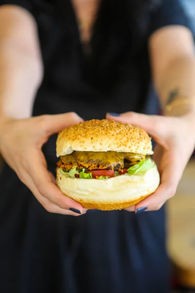 Hemlagad Hamburgare Med Färska Grönsaker — Stockfoto