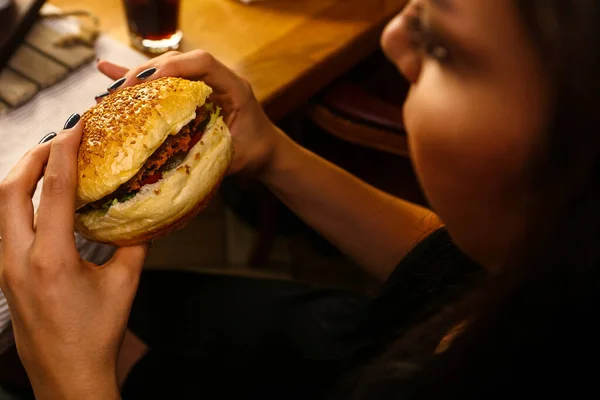 Hemlagad Hamburgare Med Färska Grönsaker — Stockfoto