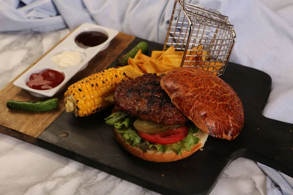 Hamburguesa Casera Con Verduras Frescas — Foto de Stock