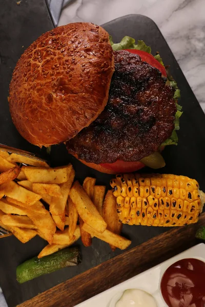 Hamburguesa Casera Con Verduras Frescas — Foto de Stock