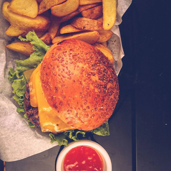 Taze sebzeli ev yapımı hamburger.