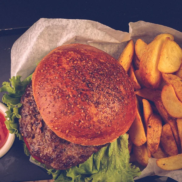 Taze sebzeli ev yapımı hamburger.