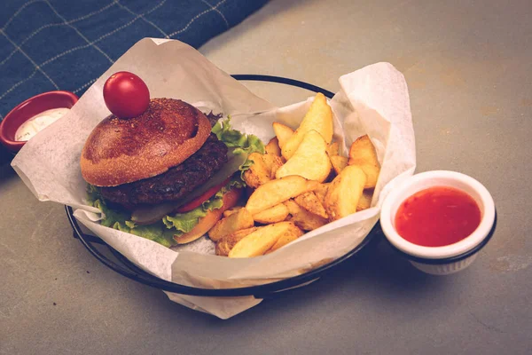 Taze sebzeli ev yapımı hamburger.