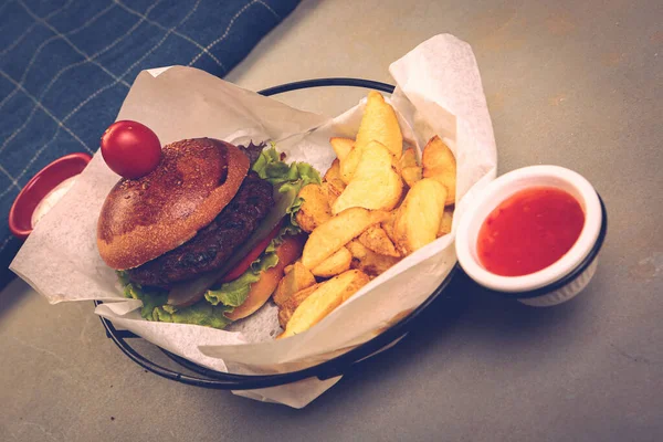 Taze sebzeli ev yapımı hamburger.