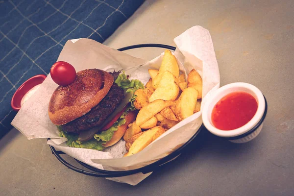 Taze sebzeli ev yapımı hamburger.