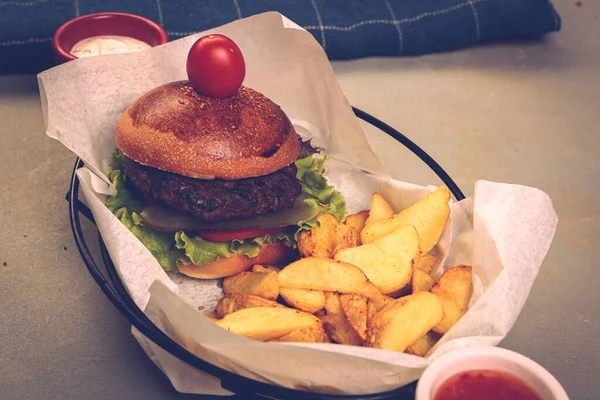 Taze sebzeli ev yapımı hamburger.