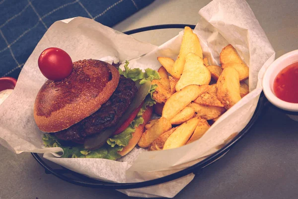 Taze sebzeli ev yapımı hamburger.