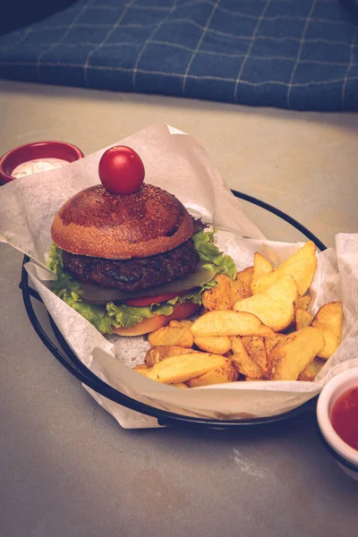 Taze sebzeli ev yapımı hamburger.