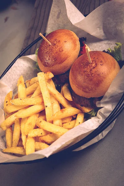 Taze sebzeli ev yapımı hamburger.