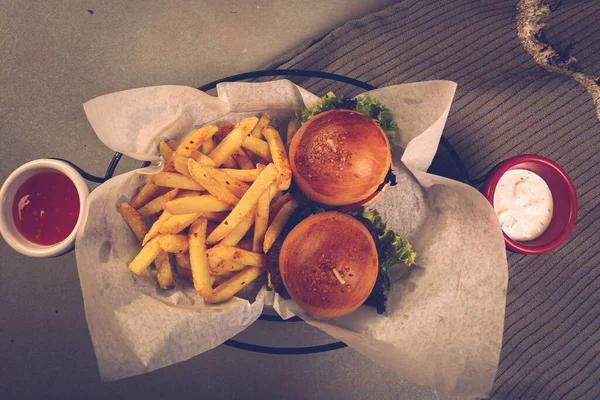 Taze sebzeli ev yapımı hamburger.