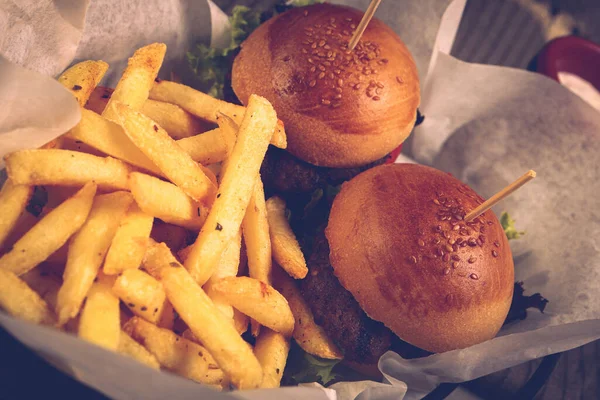 Taze sebzeli ev yapımı hamburger.