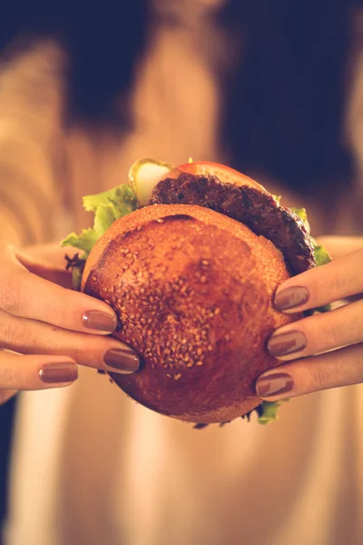 Домашний Гамбургер Свежими Овощами — стоковое фото