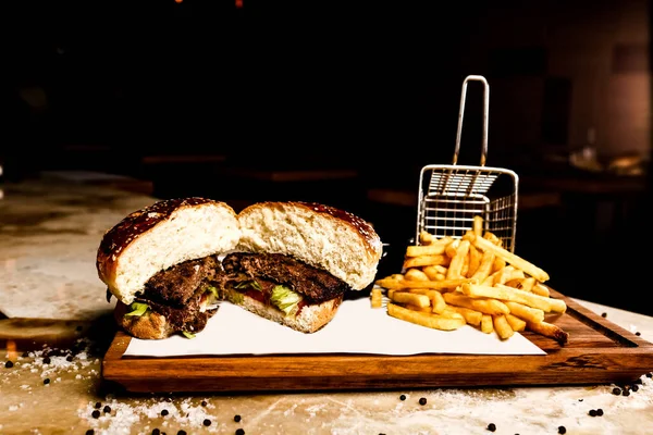 Taze sebzeli ev yapımı hamburger.