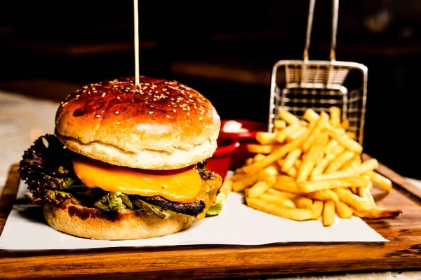 Hamburguesa Casera Con Verduras Frescas —  Fotos de Stock