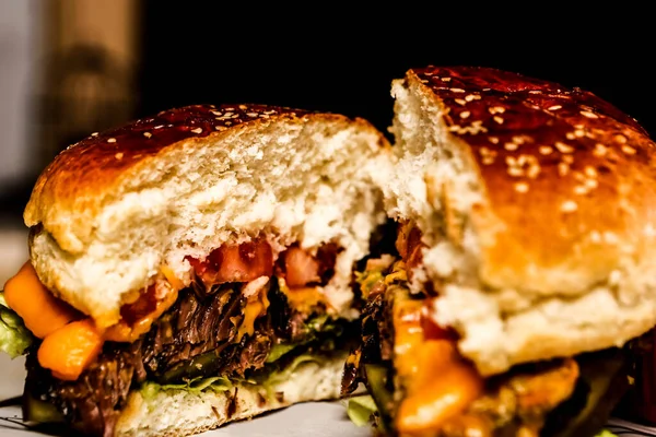 Taze sebzeli ev yapımı hamburger.