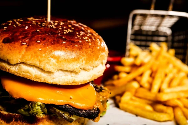 Taze sebzeli ev yapımı hamburger.