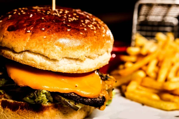 Taze sebzeli ev yapımı hamburger.