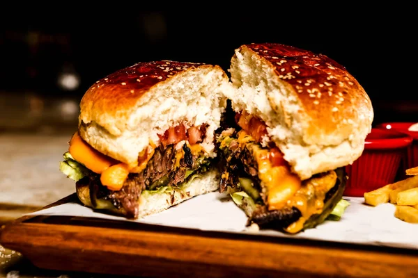 Taze sebzeli ev yapımı hamburger.