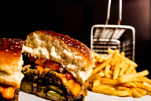 Taze sebzeli ev yapımı hamburger.