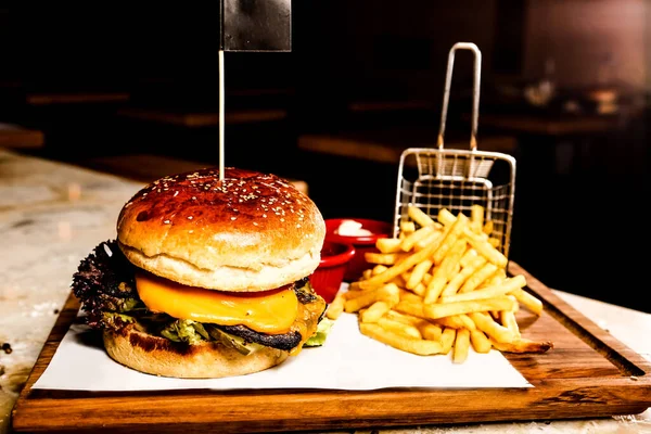 Taze sebzeli ev yapımı hamburger.