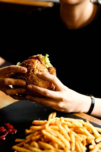 Hamburguesa Casera Con Verduras Frescas — Foto de Stock