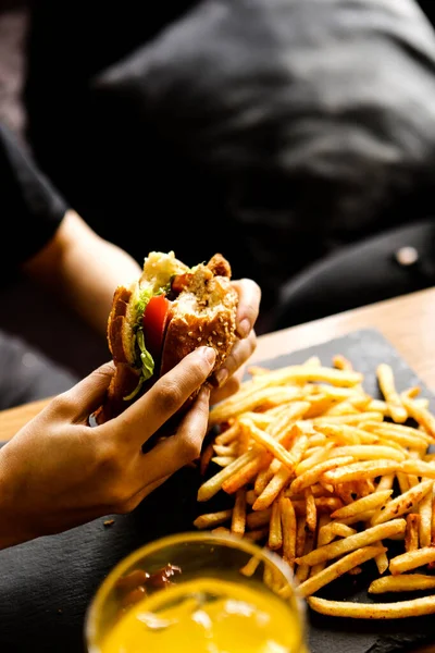 Taze sebzeli ev yapımı hamburger.