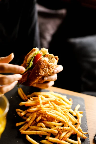 Taze sebzeli ev yapımı hamburger.