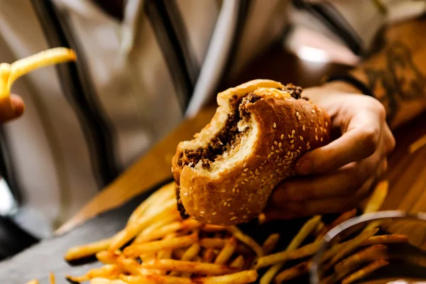 Taze sebzeli ev yapımı hamburger.