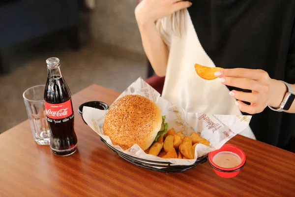 Taze sebzeli ev yapımı hamburger.