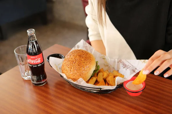 Taze sebzeli ev yapımı hamburger.