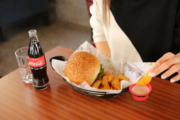 Taze sebzeli ev yapımı hamburger.