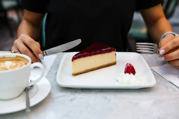 Tabuleiro Com Delicioso Bolo Mesa — Fotografia de Stock