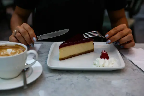 Tabuleiro Com Delicioso Bolo Mesa — Fotografia de Stock