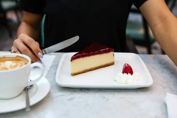 Tabuleiro Com Delicioso Bolo Mesa — Fotografia de Stock