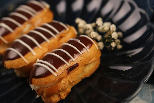 Plateau Avec Délicieux Gâteau Sur Table — Photo