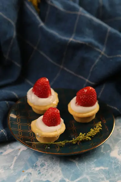 Junta Con Delicioso Pastel Mesa —  Fotos de Stock