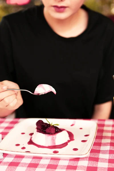 Junta Con Delicioso Pastel Mesa —  Fotos de Stock