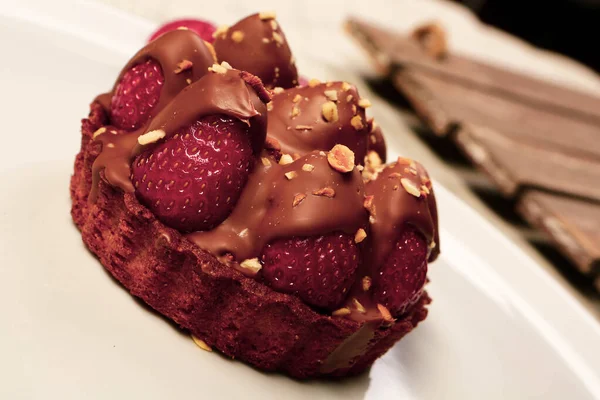 Plateau Avec Délicieux Gâteau Sur Table — Photo