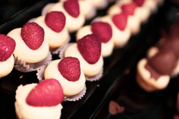 Plateau Avec Délicieux Gâteau Sur Table — Photo