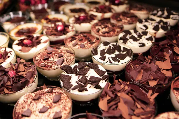 Tabuleiro Com Delicioso Bolo Mesa — Fotografia de Stock