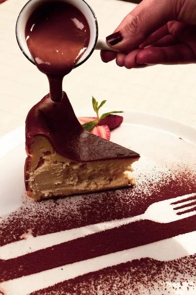 Tafel Mit Leckerem Kuchen Auf Dem Tisch — Stockfoto