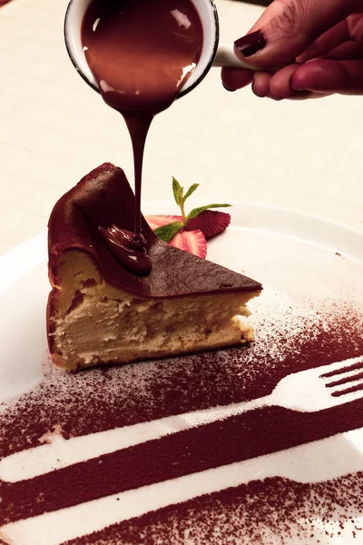 Tafel Mit Leckerem Kuchen Auf Dem Tisch — Stockfoto