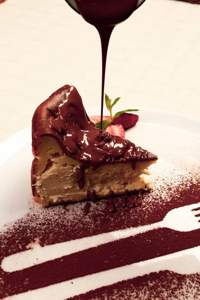 Plateau Avec Délicieux Gâteau Sur Table — Photo