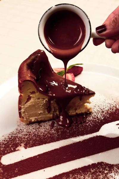 Plateau Avec Délicieux Gâteau Sur Table — Photo