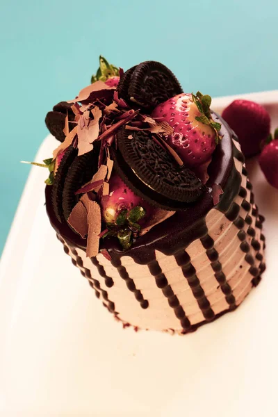 Plateau Avec Délicieux Gâteau Sur Table — Photo