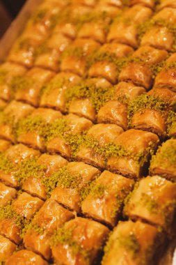 Geleneksel hindistancevizli tatlı baklavası. Ev yapımı fındıklı ve ballı baklava..