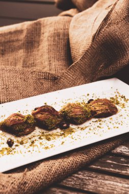 Geleneksel hindistancevizli tatlı baklavası. Ev yapımı fındıklı ve ballı baklava..