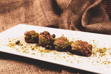 Geleneksel hindistancevizli tatlı baklavası. Ev yapımı fındıklı ve ballı baklava..