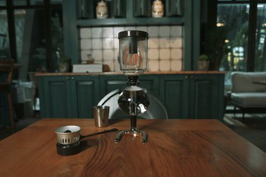 Kahve odasında kahve hazırlayan barista.